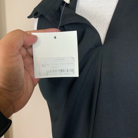 Adrienne Sleeveless Top w/ Cutout Black Size L - Picture 11 of 12